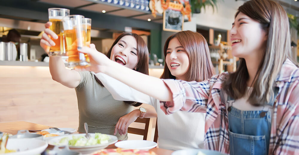 女性たちで乾杯